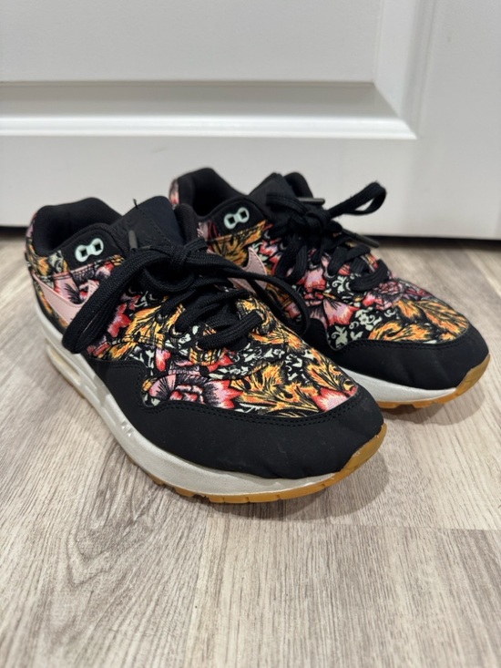 Nike Shoes - Nike Air Max Floral Print Sneakers Women’s Size 7.5 Black Multi Color Streetwear